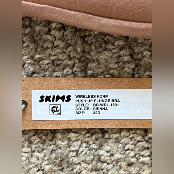 SKIMS Wireless Form Push Up Plunge Bra Sienna 32D NWT - Picture 5 of 5